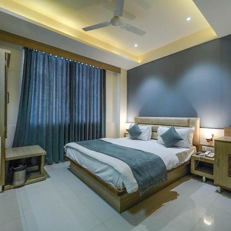 Hotel New Empire Ahmedabad Bagian luar foto