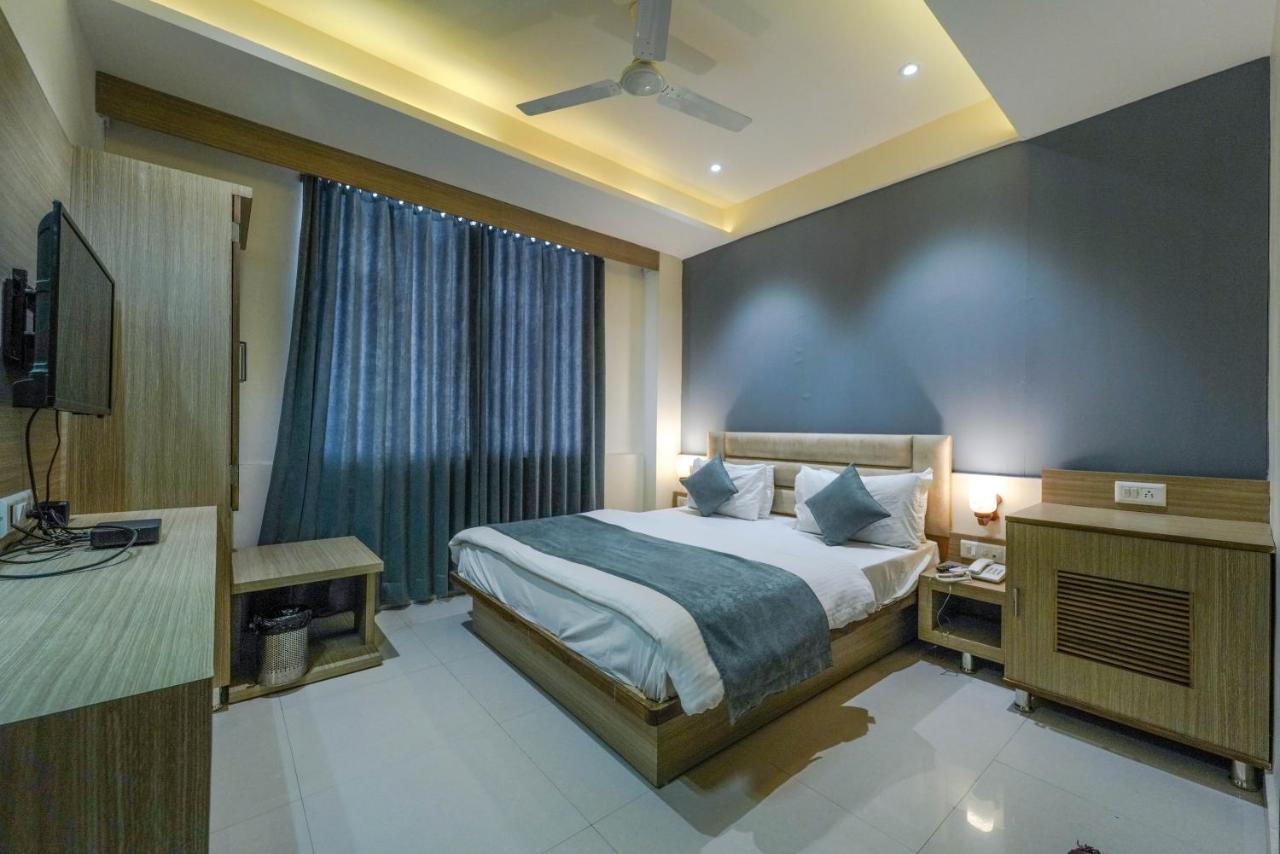 Hotel New Empire Ahmedabad Bagian luar foto