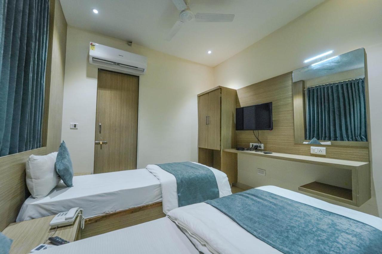 Hotel New Empire Ahmedabad Bagian luar foto