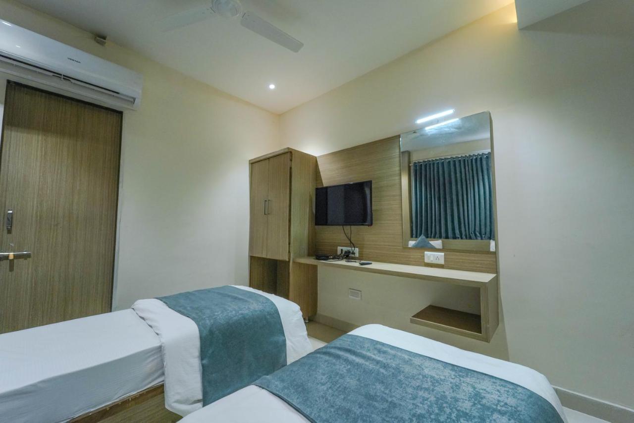Hotel New Empire Ahmedabad Bagian luar foto