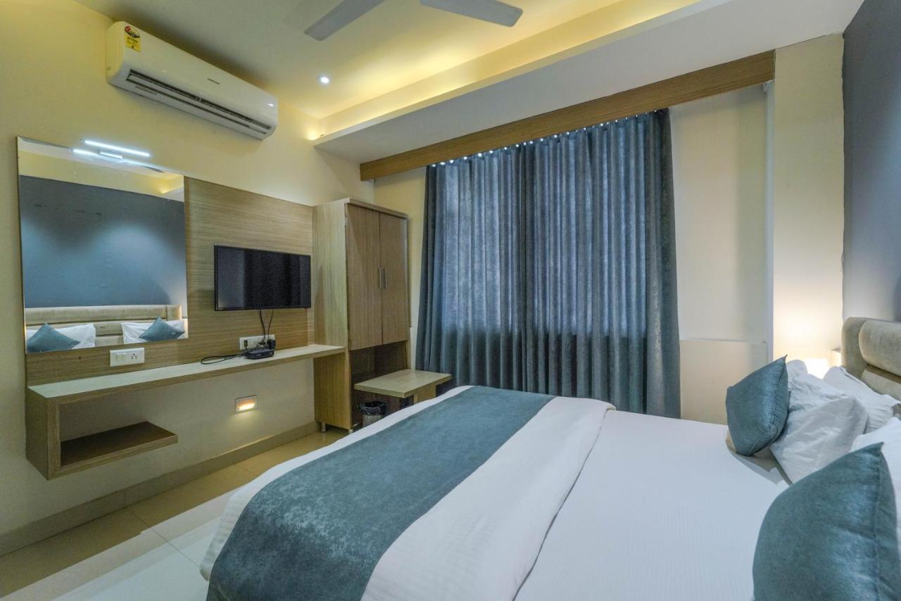Hotel New Empire Ahmedabad Bagian luar foto